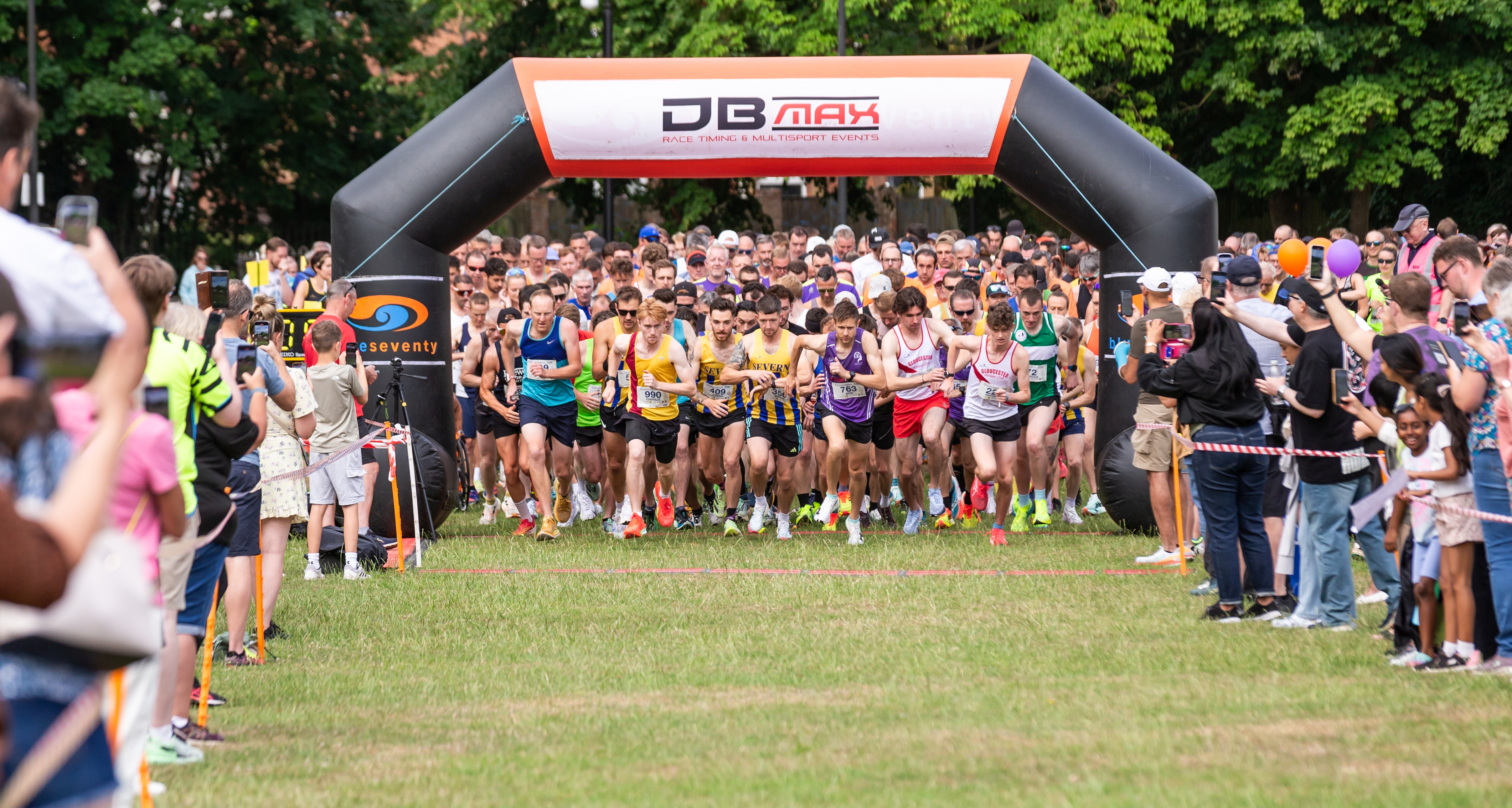Picture of runners starting the Gloucester 10k